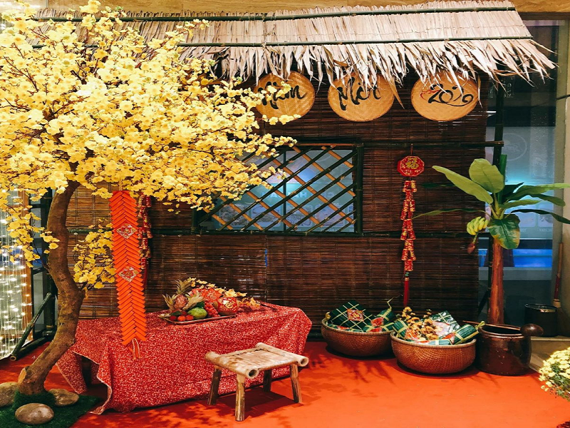 Trang trí tiểu cảnh Tết là một hoạt động không thể thiếu trong mỗi gia đình Việt trong dịp Tết. Từ những sân vườn nhỏ, bàn làm việc đến các khu vườn rộng lớn, mọi người đều tìm cách để trang trí đẹp nhất cho quanh năm may mắn. Hãy xem hình ảnh của những tiểu cảnh Tết đẹp để cảm nhận giá trị văn hóa đặc sắc của dịp Tết.