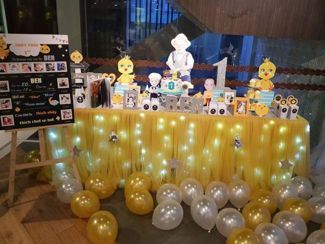 trang trí bàn gallery chủ đề con gà