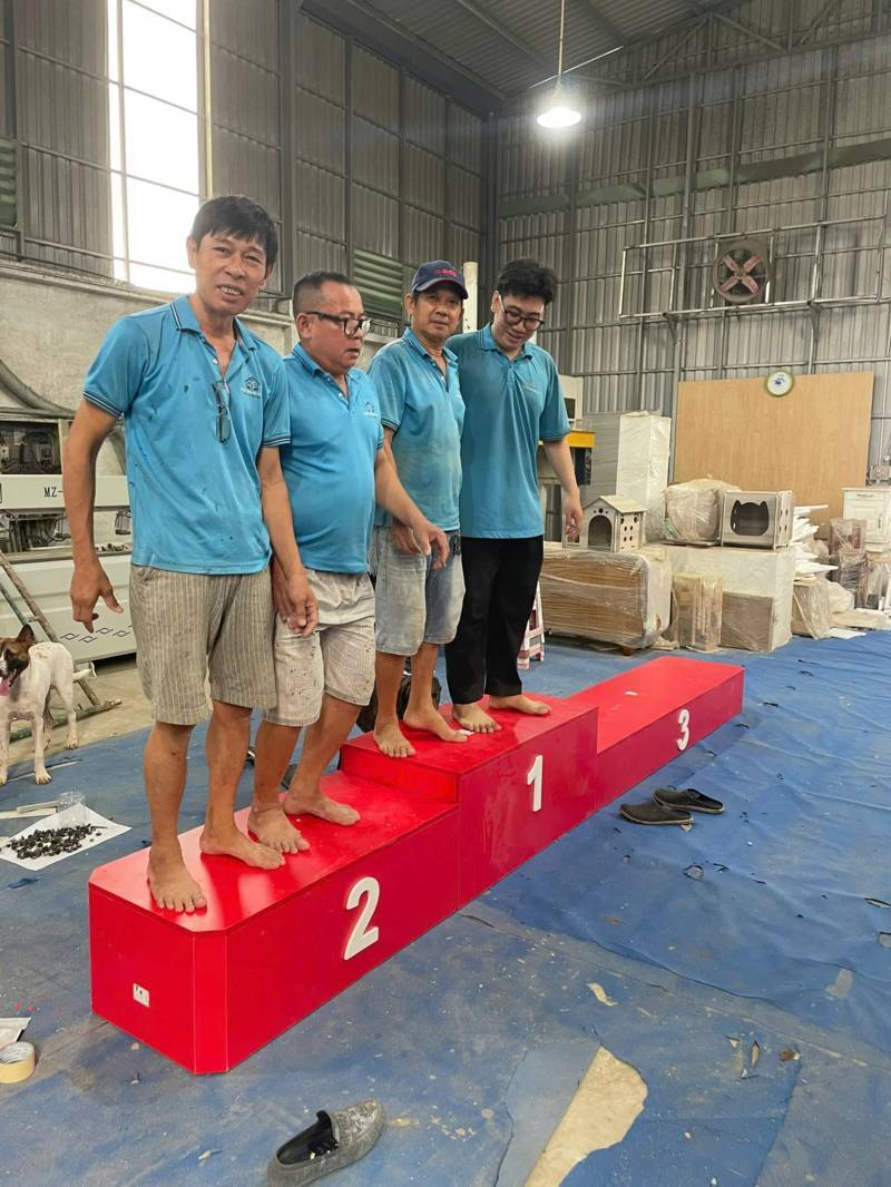giá cho thuê bục trao giải tại quận 3-4