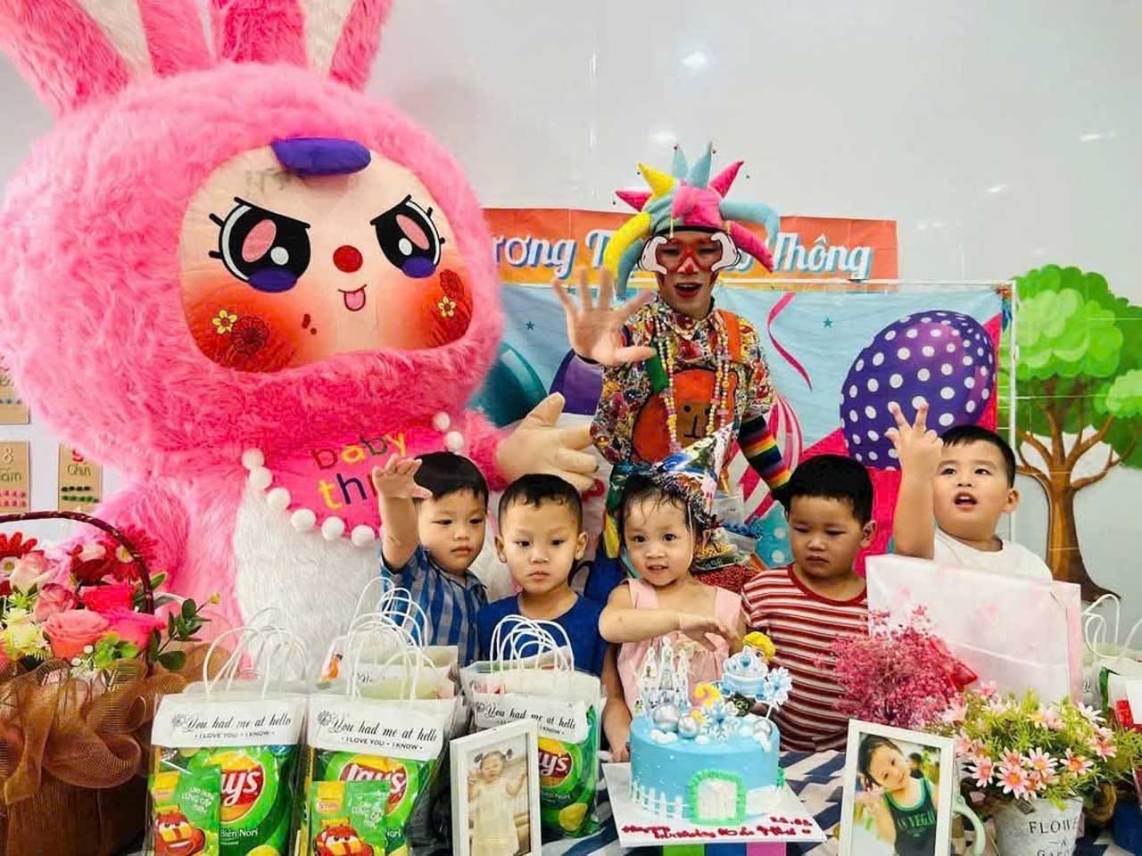 Giá Thuê Chú Hề Vặn Bóng Tại Quận 2